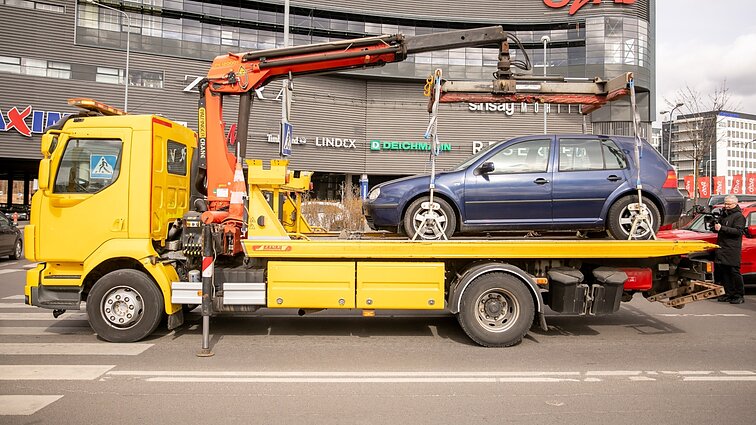 Vilniuje pradėti nutempti taisykles pažeidę automobiliai: vairuotojai galės pasirinkti du kelius, kaip juos atsiimti