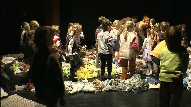 Teatras „Lėlė“ mažiausius žiūrovus kviečia pažinti pasaulį per spektaklį: patyrinės ir vabzdžius, ir griaustinį