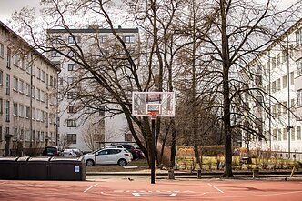 Šalia Turgaus gatvės gyvenantys žmonės skundžiasi besimėtančiais švirkštais, baiminasi dėl saugumo Šalia Turgaus gatvės gyvenantys žmonės skundžiasi besimėtančiais švirkštais, baiminasi dėl saugumo