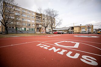 Šalia Turgaus gatvės gyvenantys žmonės skundžiasi besimėtančiais švirkštais, baiminasi dėl saugumo Šalia Turgaus gatvės gyvenantys žmonės skundžiasi besimėtančiais švirkštais, baiminasi dėl saugumo