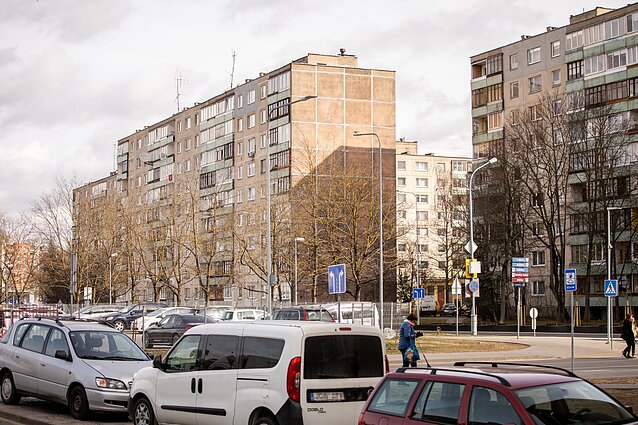 Šalia Turgaus gatvės gyvenantys žmonės skundžiasi besimėtančiais švirkštais, baiminasi dėl saugumo Šalia Turgaus gatvės gyvenantys žmonės skundžiasi besimėtančiais švirkštais, baiminasi dėl saugumo