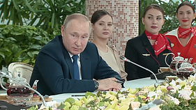 V. Putino susitikimas su pilotėmis ir stiuardesėmis „Aeroflot“ bazėje