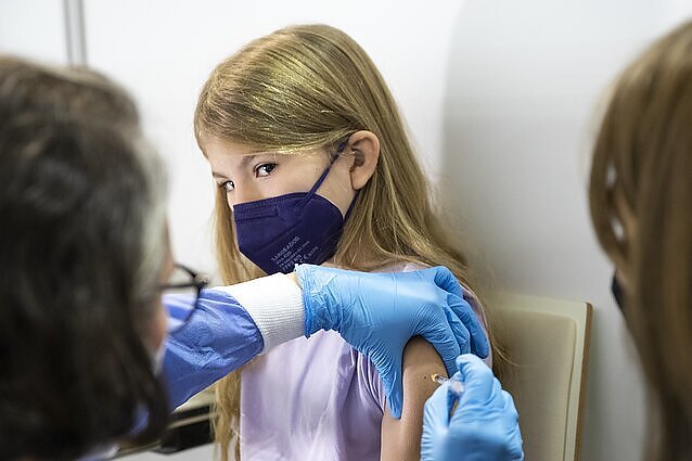 Nuo COVID-19 paskiepyti vaikus norintiems tėvams svyra rankos – nė viena Klaipėdos įstaiga nebeužsako vakcinų
