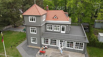 Algirdas Pukis ir Eglė Kiskytė-Pukienė tarpukario viloje Kačerginėje įsirengė namus Algirdas Pukis ir Eglė Kiskytė-Pukienė tarpukario viloje Kačerginėje įsirengė namus