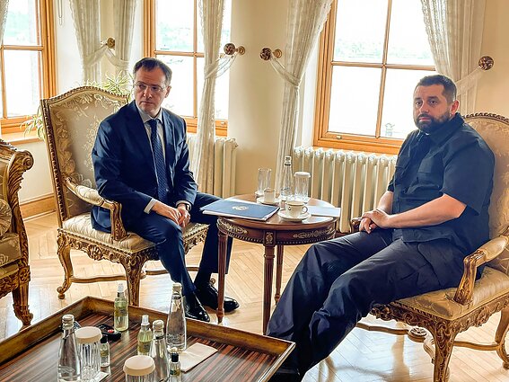 Rusijos ir Ukrainos delegacijų atstovai Stambule; Davidas Arachamija – dešinėje