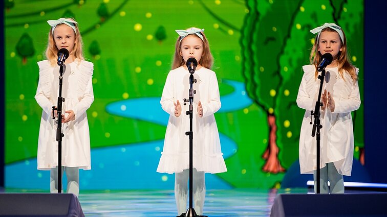 Dainų dainelė 2022. Ugnė Daukšaitė, Amelija Montrimaitė ir Maja Naidionova – „Lyja lyja lietus“