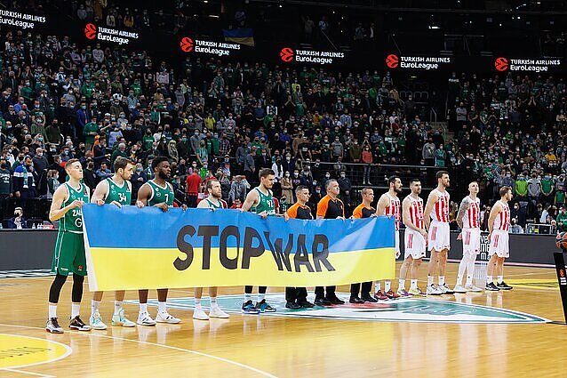 „Crvena Zvezda“ komanda neišdrįso į rankas paimti Ukrainą palaikančio plakato: sprendimas palydėtas švilpimu
