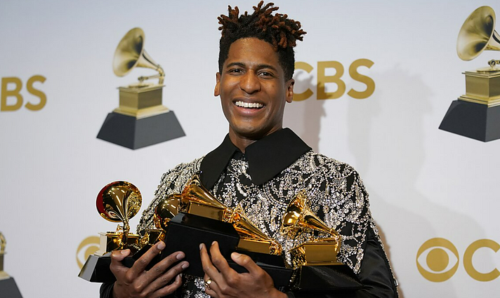 Išdalyti „Grammy“ apdovanojimai: Batiste`o sėkmė ir dėmesys Rusijos karui prieš Ukrainą