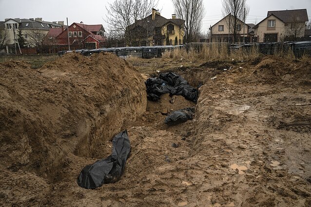 Rusų pajėgų nužudytų žmonių kūnai Bučoje