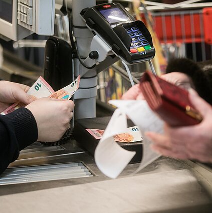 LRT Aktualijų studija. Ar gyventojai iš tiesų pajus pagausėjusias pajamas?