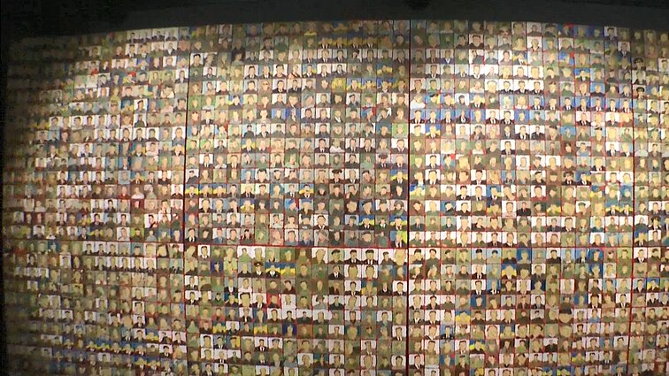 Ukrainos menininkai Vilniuje atidarė parodą „Pristatyta iš Ukrainos“, kurioje – karo aukų portretai, nusiaubti miestai