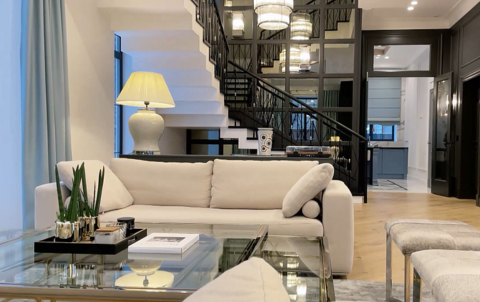 Moderni klasika su amerikietišku prieskoniu: prašmatniai įrengtame bute – nestandartiniai sprendimai bei vonia miegamajame