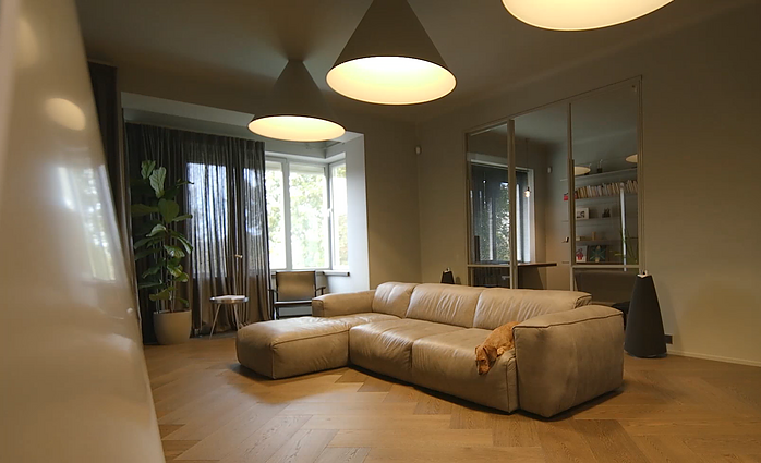 Tarpukario butas su apgalvotu išplanavimu: svetainė žvelgia į triukšmingą miesto pusę, miegamieji – į ramų parką