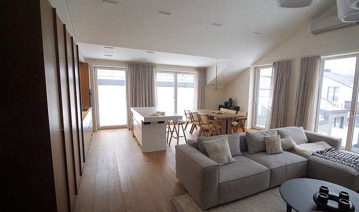 Veranda. Rytietiškos nuotaikos būste, šiurkštus interjeras, palėpėje įrengtas loftas bei išskirtinis tarpukario butas