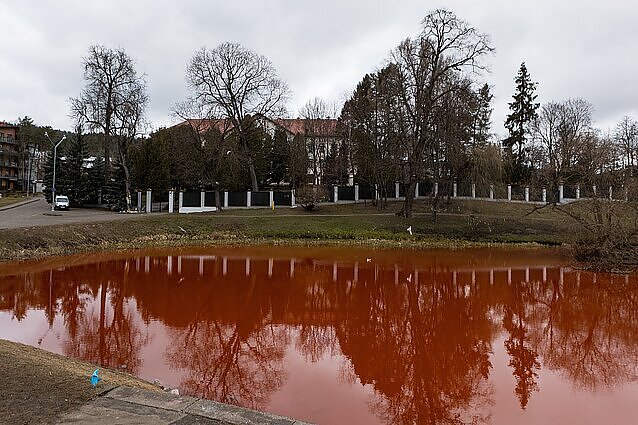 Laba diena, Lietuva. Vilniuje – palaikymo gestai: mamų eitynės ir Ukrainos aukų kraują simbolizuojantis tvenkinys