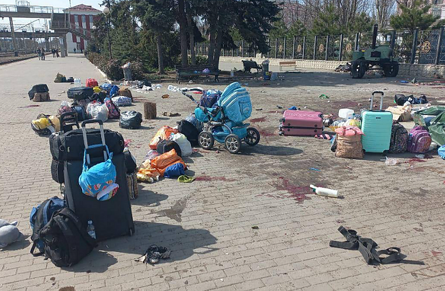 Žinios. Po Rusijos raketų atakos Kramatorsko geležinkelio stotyje žuvo mažiausiai 39 žmonės