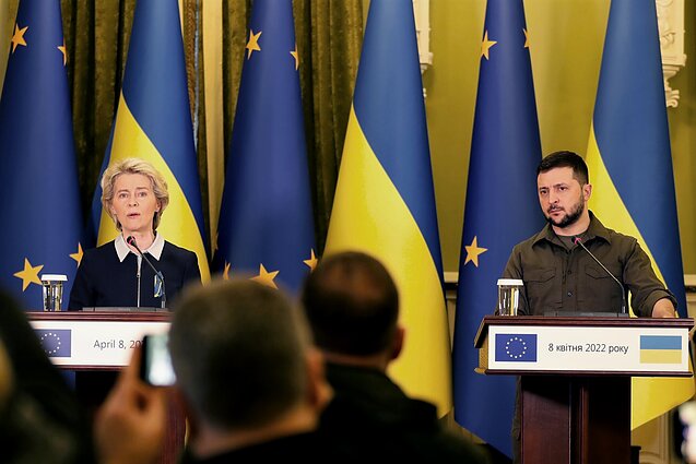 Ukrainos prezidentas Volodymyras Zelenskis kalbasi su ES Komisijos pirmininke Ursula von der Leyen penktadienį Kijeve, Ukrainoje.