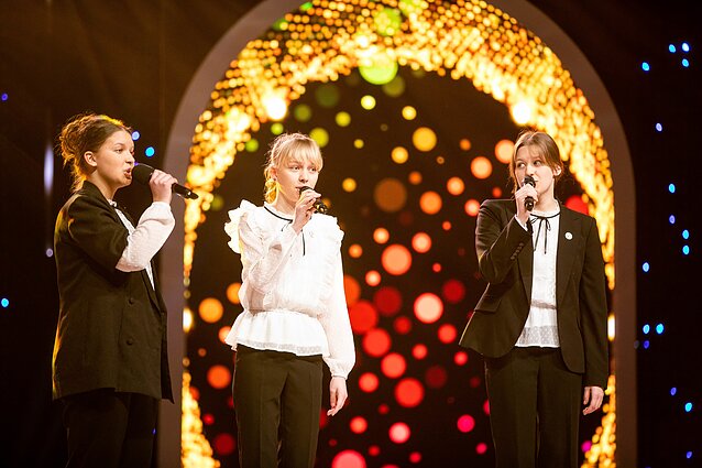 Dainų dainelė 2022. Akvilė Liaudanskaitė, Deimantė Kazelskytė ir Greta Valiukaitė – „Mergužėle šakni“