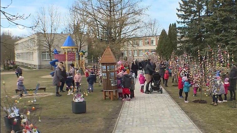 Užburianti Velykų alėja Šeduvoje: ant medžių – tūkstančiai įvairiais raštais margintų kiaušinių