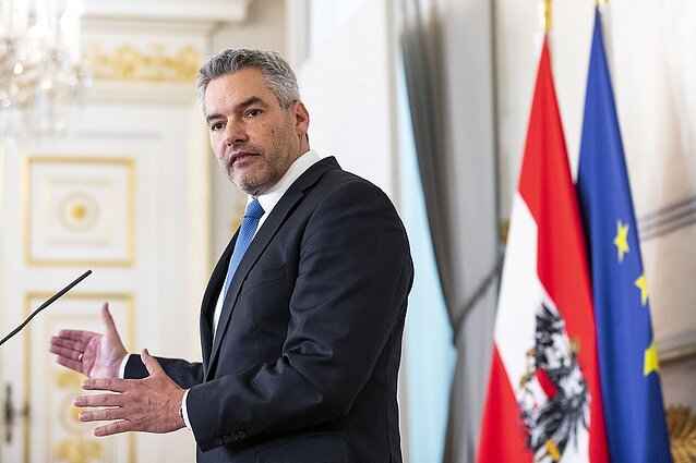 Austrijos kanclerio vizitą į Maskvą įvertinęs politologas: su Putinu susitikti reikėtų nebent Hagoje