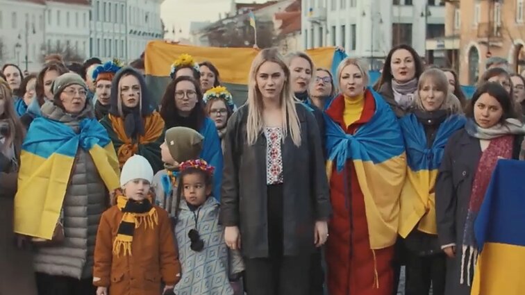Karo pabėgėlė Eliza su 300 lietuvių skyrė dainą Ukrainai: atliko grupės „Boombox“ lyderio išpopuliarintą dainą