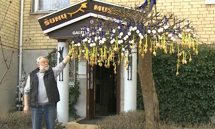 Palangos menininkas stebina išmone: praeivių žvilgsnius traukia Ukrainos vėliavos spalvomis dekoruotas kiaušinių medis