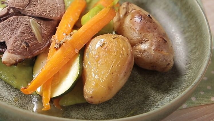 Ėriuko kumpis su mėtų padažu