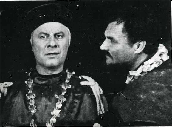 Scena iš J. Jurašo spektaklio „Barbora Radvilaitė“, 1972. Arkivyskupas Dzierzkovskis – Antanas Gabrėnas, Žygimantas – Kęstutis Genys