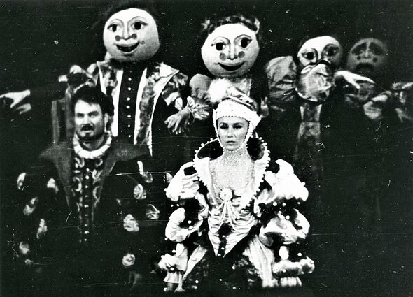 Scena iš J. Jurašo spektaklio „Barbora Radvilaitė“, 1972. Barbora – Rūta Staliliūnaitė