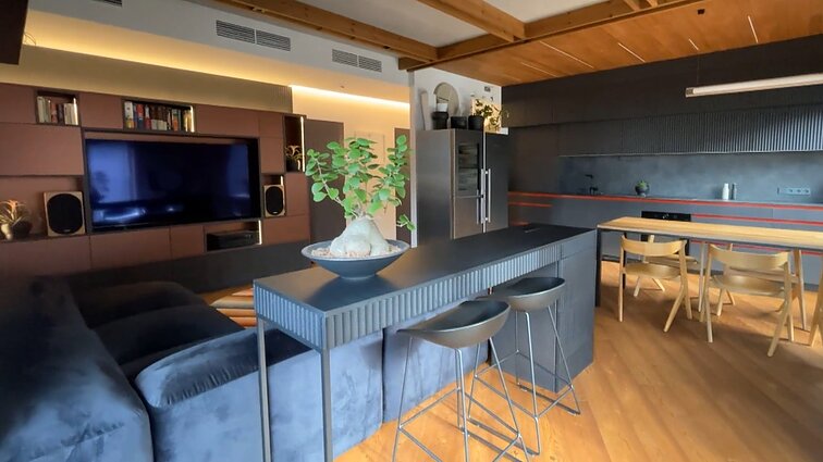 Avangardinio interjero būste – juodos ir raudonos spalvų elementai, kurie sukelia dvejopą jausmą