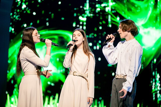 Dainų dainelė 2022. Samanta Miniotaitė, Deimantė Miniotaitė ir Matas Dargužis – „Ne dėl žalio vyno“