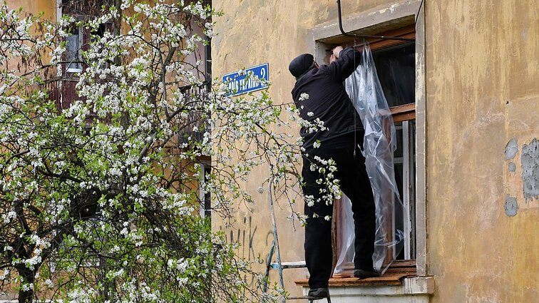 Panorama. Rusijai intensyvinant atakas, Putinas apdovanojo brigadą, kurią Ukraina apkaltino žiaurumais Bučoje