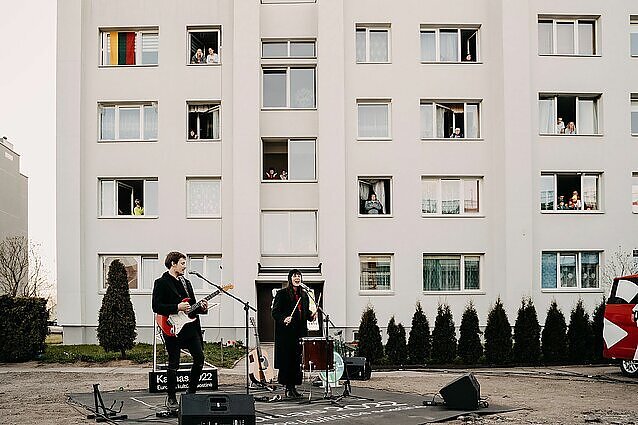 Žinios. Į Kauno seniūnijas grįžta per karantiną pradėtas projektas „Kultūra į kiemus“