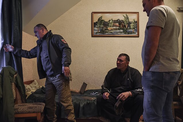 Lietuvių komanda jų laikinoje bazėje.