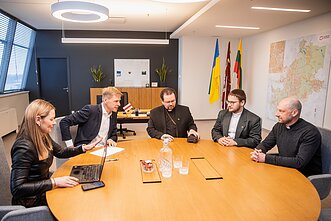 Vilniaus miesto mero R. Šimašiaus susitikimas su nušalintais ortodoksų kunigais Vilniaus miesto mero R. Šimašiaus susitikimas su nušalintais ortodoksų kunigais