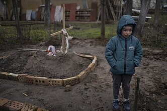 6-metis Vladas prie mamos kapo viename Bučos kiemų 6-metis Vladas prie mamos kapo viename Bučos kiemų