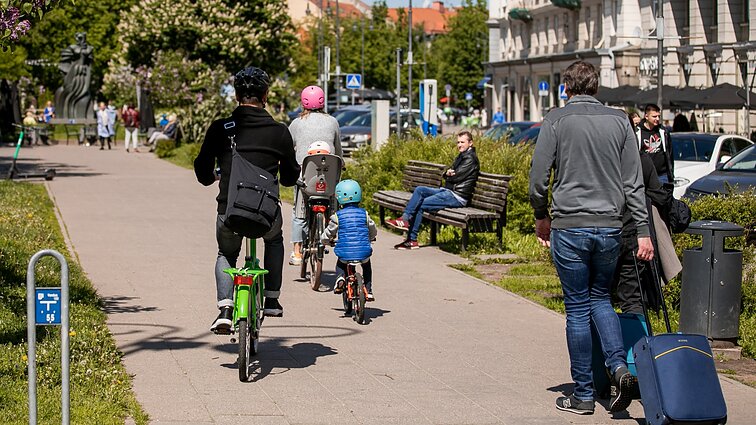 Viešajame sektoriuje dirbantys mažų vaikų tėvai galės dirbti mažiau: privataus sektoriaus permainos dar tik laukia
