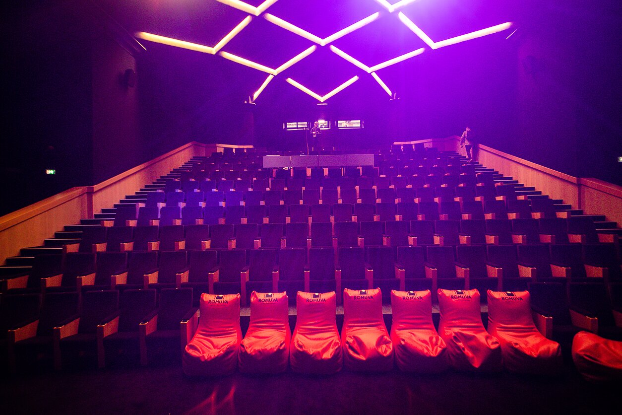 Kino teatras „Romuva“: Didžioji salė (vietoje sėdmaišių bus vietos neįgaliesiems) Kino teatras „Romuva“: Didžioji salė (vietoje sėdmaišių bus vietos neįgaliesiems)