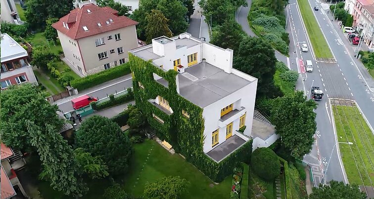 Stop juosta. Maršrutas nr. 168 – Čekija II d. Erdvės pagal Adolfą Loosą ir „Higieniška“ mokykla su terasomis