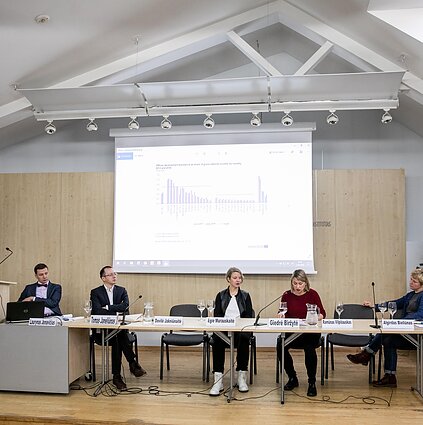 10–12. Ką veikia politologai?