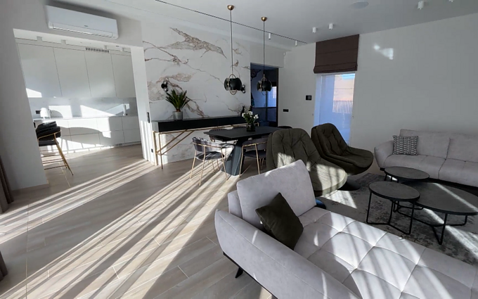 Prabangus marmuro interjeras ir neįprastas išplanavimas – antras būsto aukštas ne viršuje, o cokoliniame aukšte