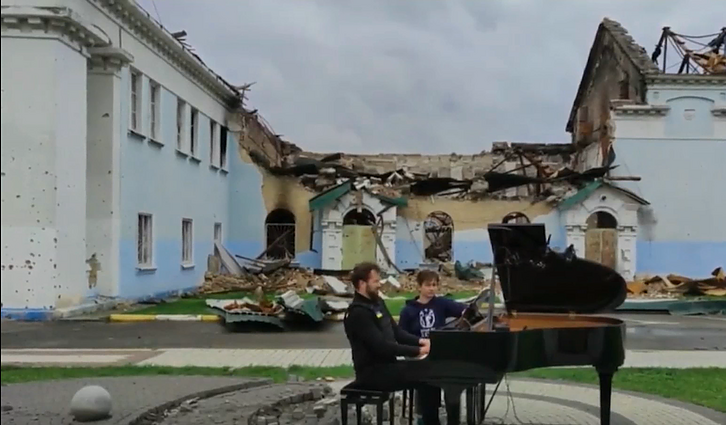 Muzika, skambanti tarp griuvėsių: pianistas Mažintas atliko Šopeno noktiurnus prie Irpinėje sunaikinto kultūros centro