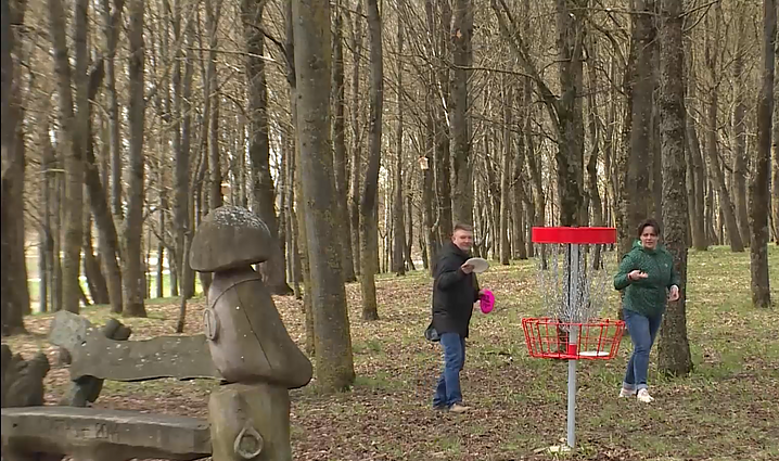 Lietuvoje populiarėja diskgolfas: Pakruojyje atidarytame parke treniruojasi net šalies čempionai