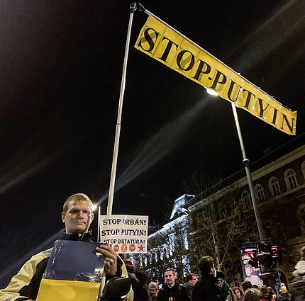 Vengrų protestuotojai prie Rusijos ambasados Budapešte