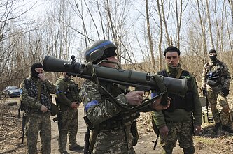 Ukrainian troops trying out weapons handed over by Sweden