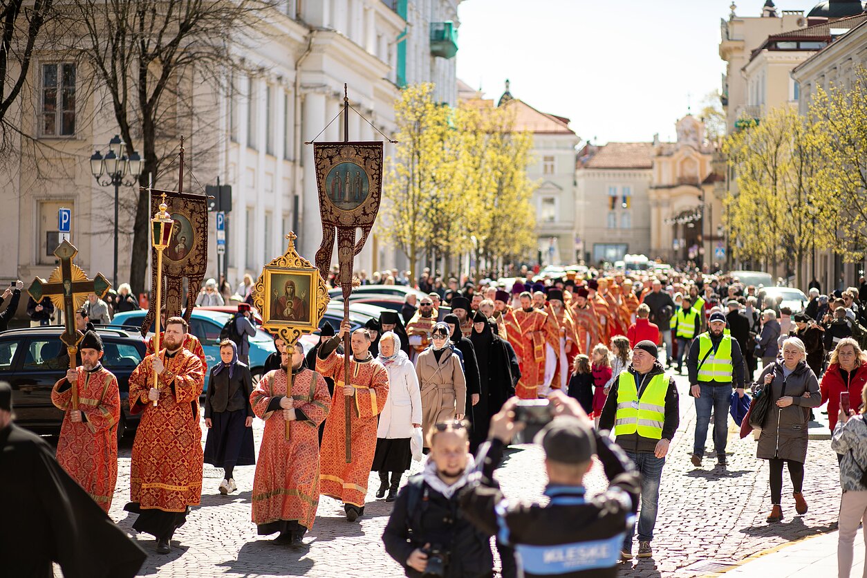 Several hundred Orthodox Christians took part in a procession in Vilnius on Saturday, calling to preserve the unity of the church and to end the “fratricidal war” in Ukraine. Several hundred Orthodox Christians took part in a procession in Vilnius on Saturday, calling to preserve the unity of the church and to end the “fratricidal war” in Ukraine.