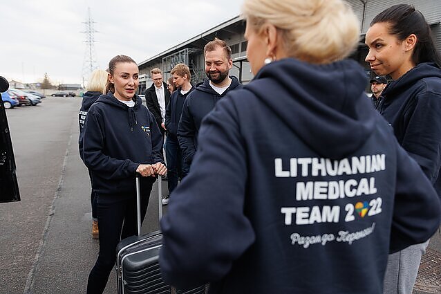 Į Lietuvą iš misijos Ukrainoje grįžo dalis medikų – 12 gydytojų ir slaugytojų