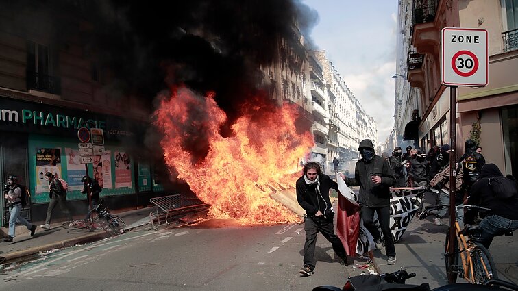 Žinios. Paryžiuje šimtai Macrono politika nepatenkintų protestuotojų susirėmė su policija