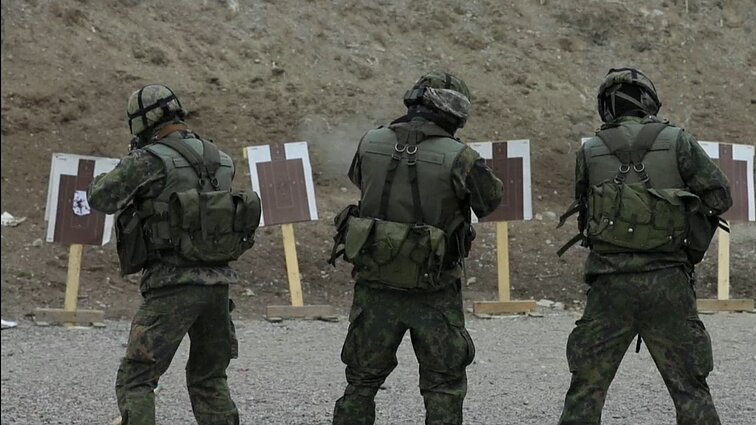 Žinios. Aktyviau už šalies narystę NATO pasisakantys suomiai didina pasiruošimą: mokosi kovos, pirmosios pagalbos įgūdžių