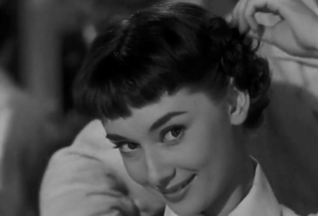 Ryto klausimas. Kokiame kultiniame filme aktorė Audrey Hepburn suvaidino vakarėlius mėgstančią merginą Holly?